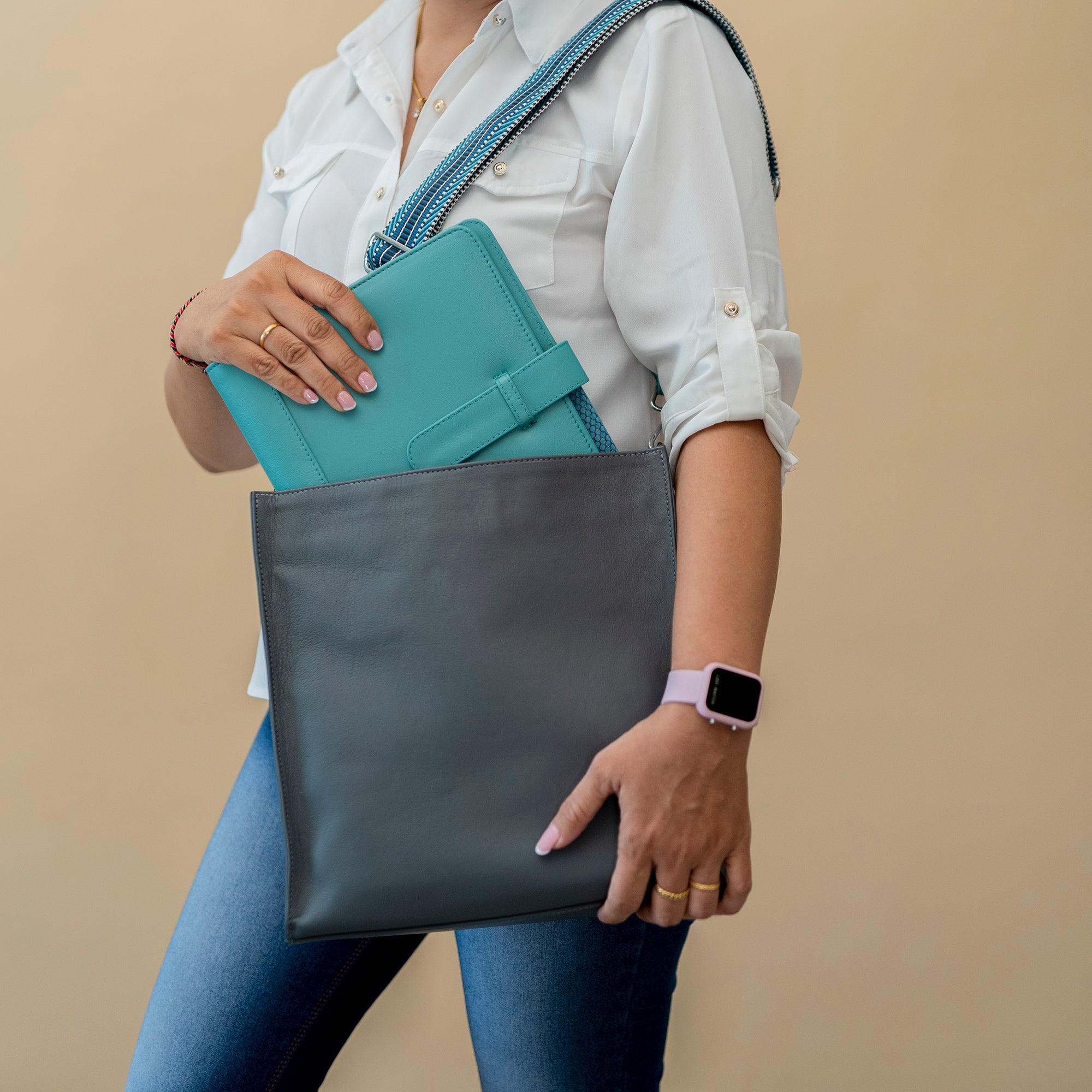 3 Ways to Wear a Messenger Bag - wikiHow